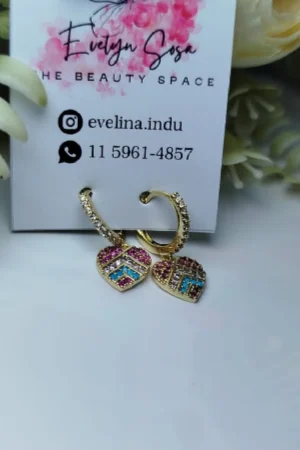 Aros colgantes de acero dorado con dije de corazón multicolor