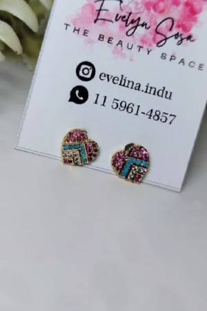 Aros stud de acero dorado con corazón multicolor