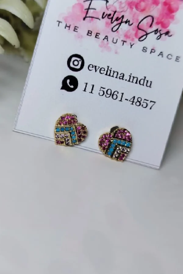 Aros stud de acero dorado con corazón multicolor